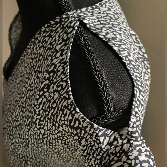 Express Cut-Out Shoulders Top - Picture 2 of 5